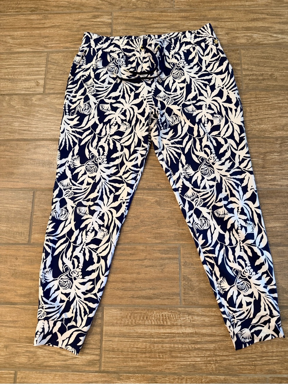 Lilly Pulitzer Lillabeth Cropped Pants in Low Tide Navy Flocking To Paradise | M